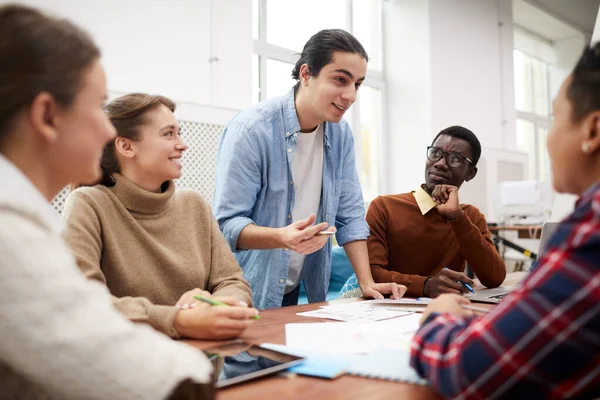 Stor Grupp Studenter Som Arbetar Tillsammans Med Teamprojekt Medan Studerar — Stockfoto