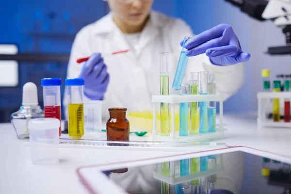 Laboratuvarda Tıbbi Araştırmalar Üzerinde Çalışırken Elinde Renkli Sıvıyla Test Tüpü — Stok fotoğraf