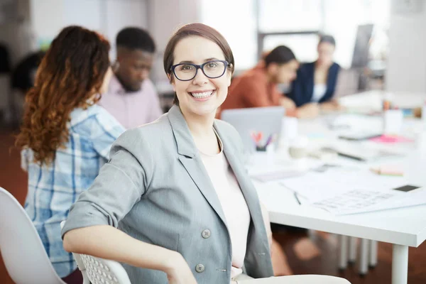 Retrato Una Mujer Negocios Sonriente Mirando Cámara Mientras Está Sentada — Foto de Stock