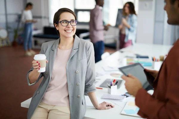 Retrato Joven Empresaria Moderna Sonriendo Alegremente Mientras Habla Con Colega — Foto de Stock