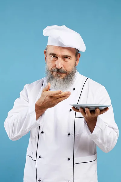 Portrait Bearded Senior Chef Holding Empty Plate While Standing Blue — Stock Photo, Image