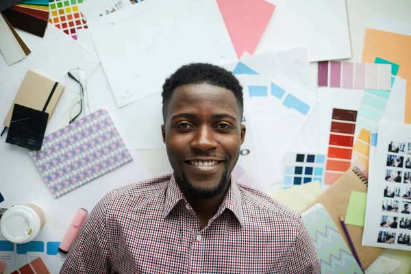 Ovanför Vyn Porträtt Kreativ Afroamerikansk Man Ler Mot Kameran Medan — Stockfoto