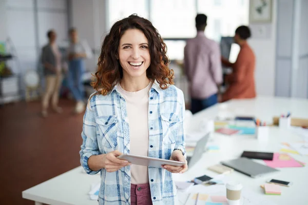 Taille Hoch Porträt Einer Kreativen Jungen Frau Die Glücklich Die — Stockfoto