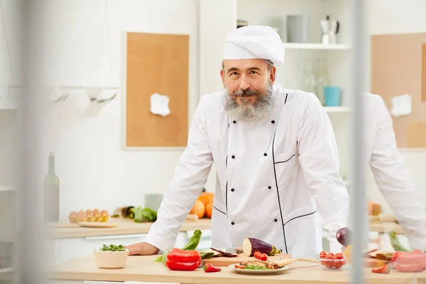 Retrato Cintura Del Alegre Chef Senior Mirando Cámara Pie Cocina — Foto de Stock