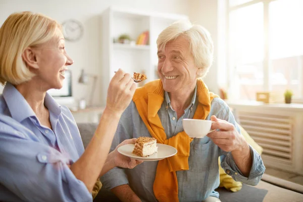 Retrato Feliz Pareja Ancianos Comiendo Pastel Juntos Jugando Alrededor Disfrutando — Foto de Stock