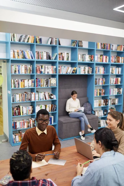 Amplia Vista Del Ángulo Grupo Multiétnico Estudiantes Que Estudian Biblioteca —  Fotos de Stock