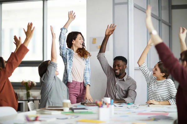 Retrato Equipe Negócios Criativa Levantando Mãos Enquanto Celebra Sucesso Mesa — Fotografia de Stock