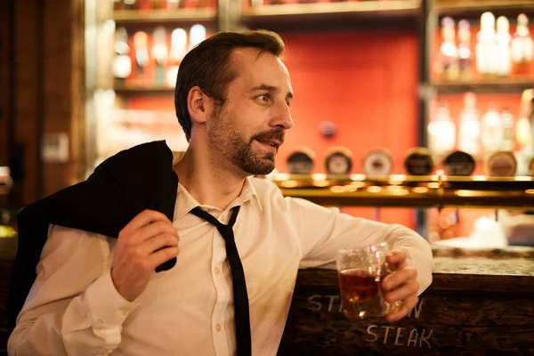 Портрет Бородатого Бизнесмена Пьющего Виски Баре После Работы — стоковое фото