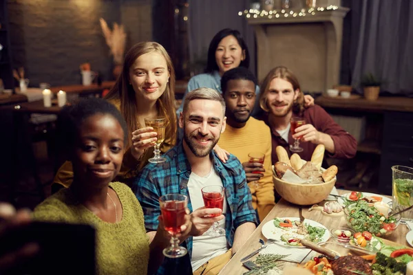 Grupo Multiétnico Amigos Tomando Fotos Selfie Través Teléfono Inteligente Mientras — Foto de Stock