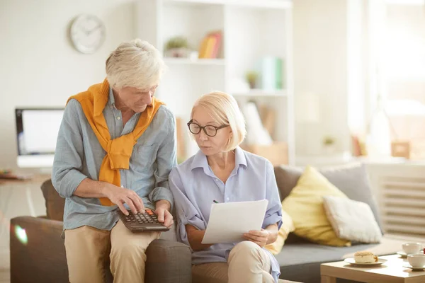 Portret Van Een Modern Seniorenpaar Dat Geld Telt Financiën Berekent — Stockfoto