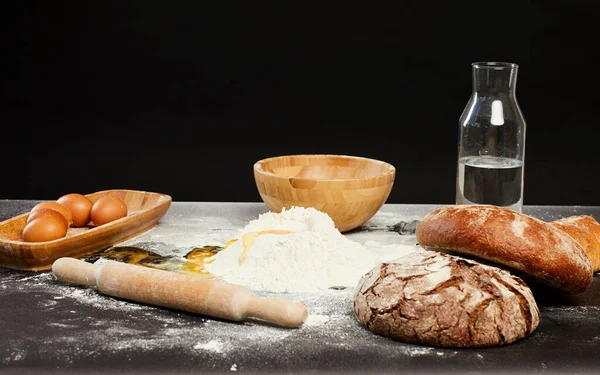 Фонове Зображення Традиційного Хліба Робить Інгредієнти Столі Пекарів Проти Чорного — стокове фото