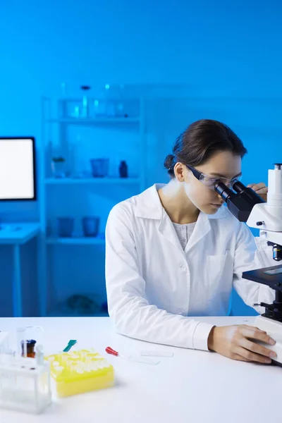 Retrato Una Joven Científica Que Mira Microscopio Mientras Investiga Laboratorio —  Fotos de Stock