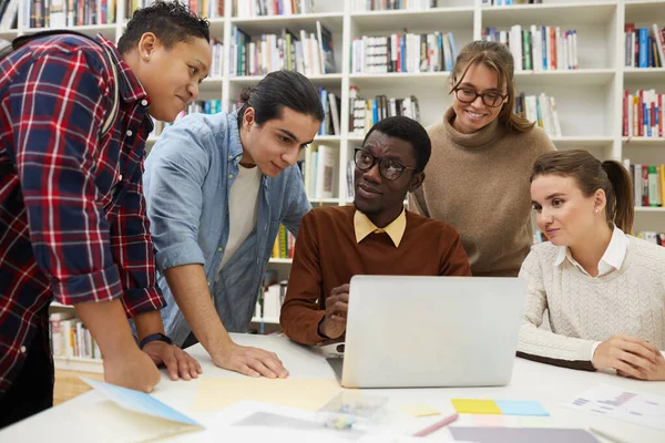 Multi Etnische Groep Studenten Die Samen Studeren Universiteitsbibliotheek Focus Afro — Stockfoto