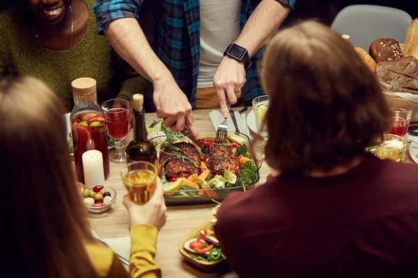 与不知名的人一起享用晚餐 专注于在木制桌子上切美味的肉饼 复制空间 — 图库照片