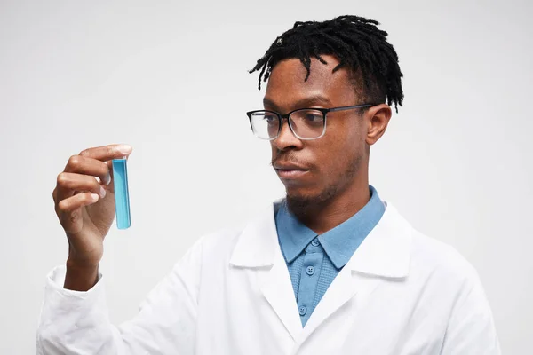 실험실 코트를 액체가 시험관을 흑인의 — 스톡 사진