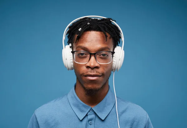 Hoofd Schouders Portret Van Jonge Afro Amerikaanse Man Met Een — Stockfoto