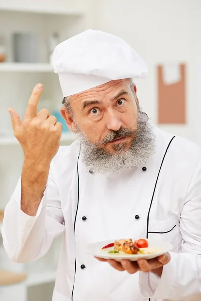 Portret Van Een Vrolijke Senior Chef Kok Die Een Prachtig — Stockfoto
