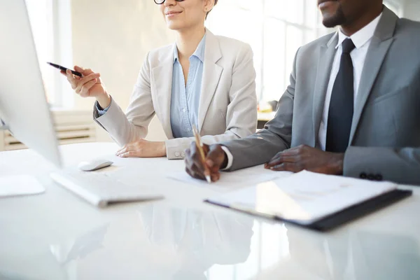 Cropped Portrait Successful Businesswoman Pointing Computer Screen While Discussing Project — Stock Photo, Image