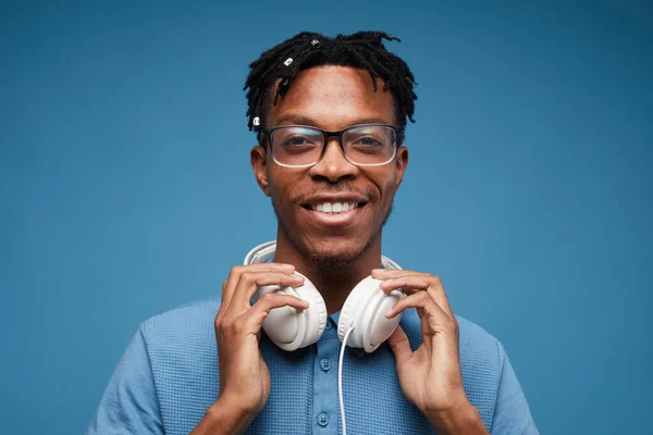 Πορτραίτο Κεφαλής Και Ώμων Σύγχρονου Αφροαμερικανού Άνδρα Ακουστικά Που Χαμογελά — Φωτογραφία Αρχείου