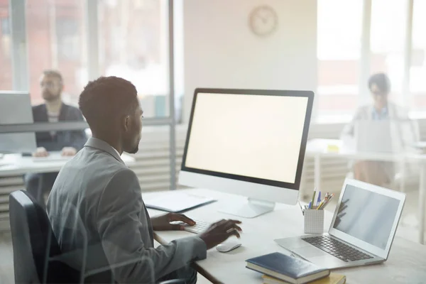 Visão Traseira Retrato Trabalhador Escritório Afro Americano Usando Computador Com — Fotografia de Stock