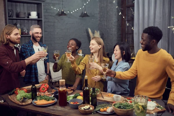 Grupo Multi Étnico Jovens Sorridentes Que Gostam Jantar Juntos Mesa — Fotografia de Stock