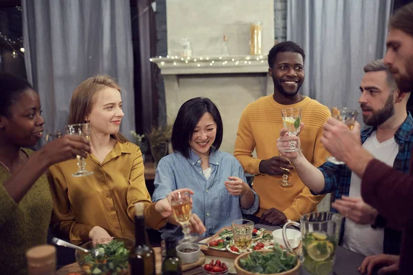 Grupo Multi Étnico Jovens Desfrutando Jantar Juntos Mesa Interior Moderno — Fotografia de Stock