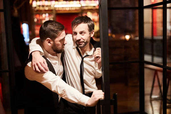 Retrato Homens Negócios Bêbados Deixando Bar Tarde Noite Após Trabalho — Fotografia de Stock