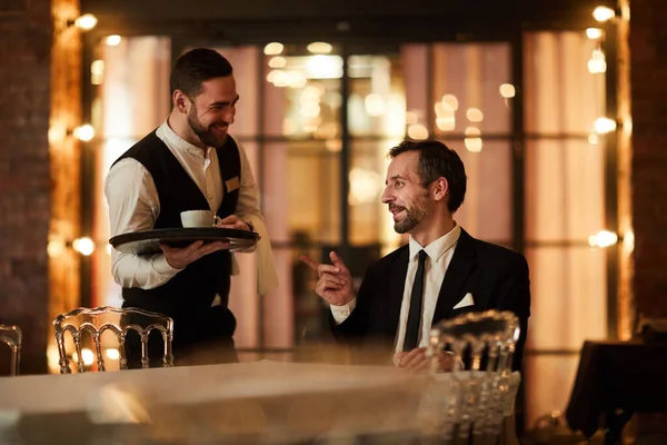 Портрет Взрослого Бородатого Бизнесмена Разговаривающего Официантом Приносящего Кофе Счастливо Улыбающегося — стоковое фото