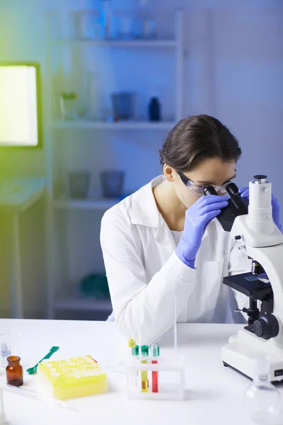 Retrato Una Joven Científica Mirando Microscopio Mientras Trabaja Investigación Médica —  Fotos de Stock
