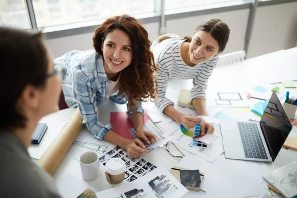 Hochwinkel Porträt Eines Kreativen Geschäftsteams Das Einem Designprojekt Arbeitet Fokus — Stockfoto