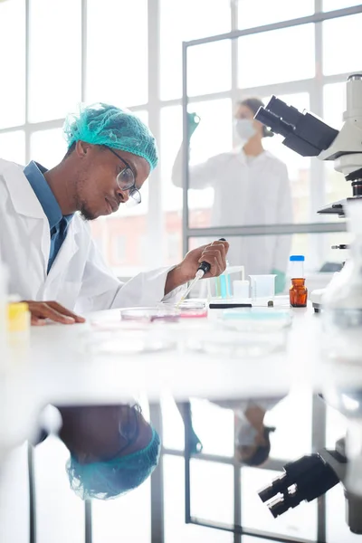 Portrét Afroamerického Muže Pracujícího Laboratoři Připravující Testovací Vzorky Petriho Misce — Stock fotografie