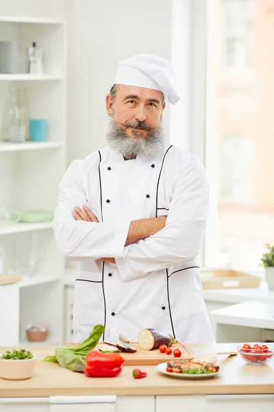 Taille Omhoog Portret Van Vrolijke Senior Chef Kijkend Naar Camera — Stockfoto