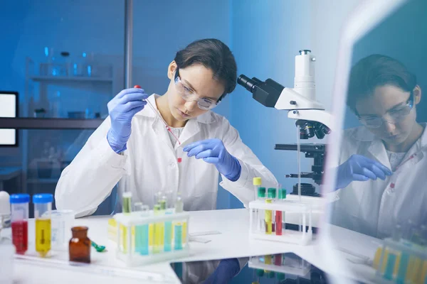 Porträt Einer Jungen Wissenschaftlerin Die Während Ihrer Arbeit Der Medizinischen — Stockfoto