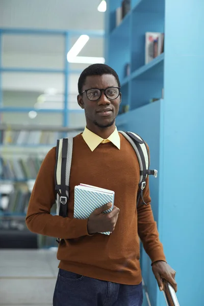 Cintura Para Cima Retrato Estudante Afro Americano Inteligente Segurando Livro — Fotografia de Stock