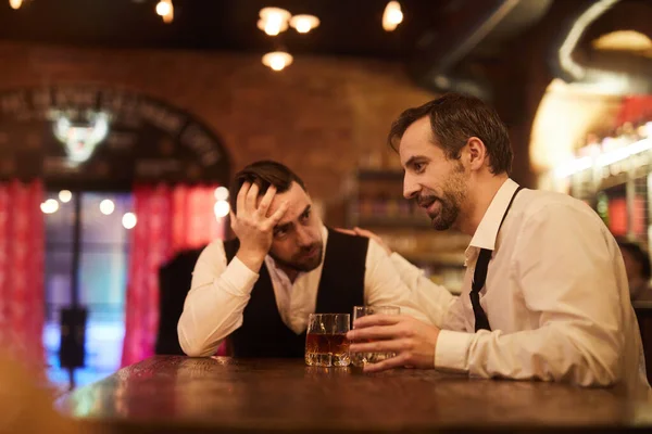 Портрет Двух Пьяных Бизнесменов Разговаривающих Сидя Столом Баре После Работы — стоковое фото
