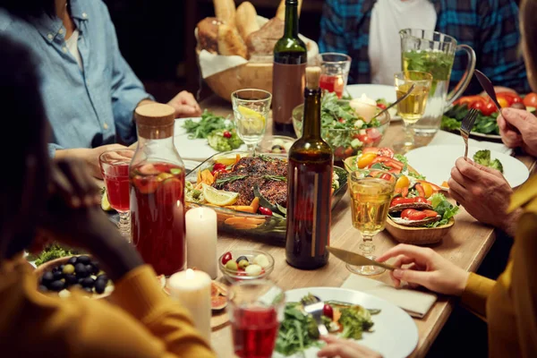 Primer Plano Personas Irreconocibles Disfrutando Cena Juntos Centran Deliciosa Comida — Foto de Stock