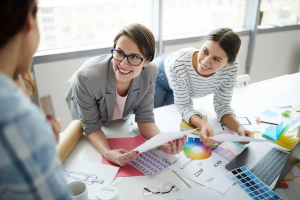 High Angle Portrait Two Smiling Businesswomen Discussing Creative Project Leaning — Stock Photo, Image