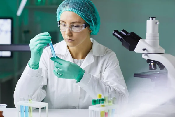 Retrato Una Mujer Joven Que Trabaja Laboratorio Prepara Tubos Ensayo — Foto de Stock