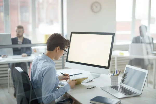 Vista Posterior Retrato Joven Trabajador Oficina Tomando Notas Mientras Está — Foto de Stock