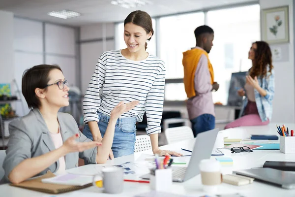 Retrato Una Joven Moderna Hablando Con Jefe Sonriendo Mientras Discute —  Fotos de Stock