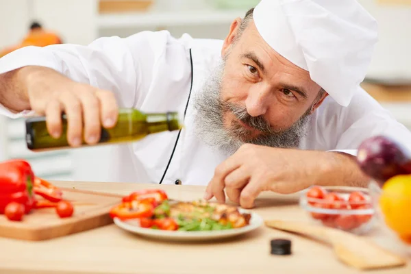 Primer Plano Retrato Chef Senior Profesional Decorando Filete Carne Con — Foto de Stock