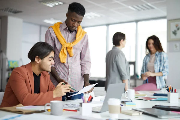 Diverse Team Creative Young People Discussing Startup Project Modern Office — Stok fotoğraf