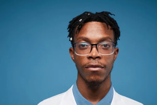Huvud Och Axlar Porträtt Samtida Afroamerikansk Man Tittar Starkt Kameran — Stockfoto