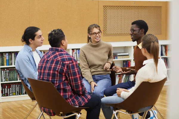 Grupo Multi Étnico Jovens Sentados Círculo Compartilhando Ideias Durante Aula — Fotografia de Stock