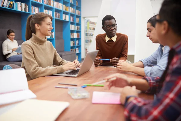 Grande Grupo Estudantes Trabalhando Projeto Equipe Biblioteca Concentrar Sorrir Homem — Fotografia de Stock