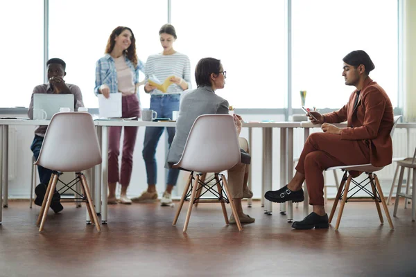 Vista Completa Equipo Negocios Contemporáneo Discutiendo Proyecto Sentado Mesa Reunión — Foto de Stock