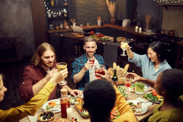 Vista Alto Ângulo Grupo Amigos Levantando Óculos Enquanto Desfrutam Jantar — Fotografia de Stock