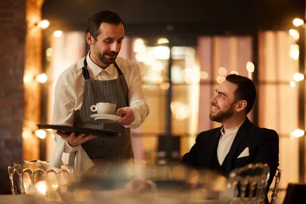 Портрет Красивого Бородатого Бизнесмена Разговаривающего Официантом Приносящего Кофе Счастливо Улыбающегося — стоковое фото