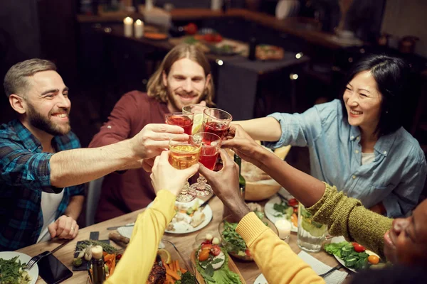 Vista Ángulo Alto Grupo Multiétnico Personas Levantando Vasos Tostadas Celebración — Foto de Stock