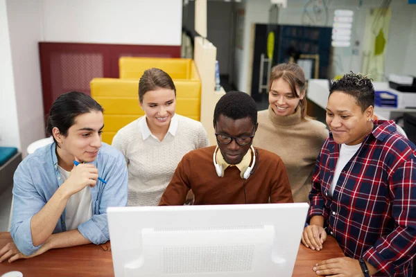 Hög Vinkel Visa Stor Grupp Studenter Som Använder Dator Medan — Stockfoto